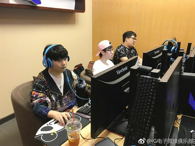 的背后是对